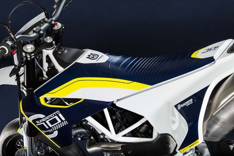 2015-Husqvarna-701-supermoto-03[1].jpg